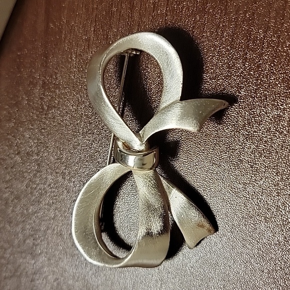 Silver Tone Large Christmas Ribbon Bow Metal Brooch Pin Holiday Vintage? Costume - Picture 16 of 16